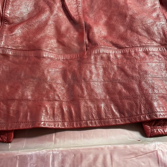 NWT men’s burgundy heavy leather jacket. Very well designed with brass zippers - Picture 14 of 16